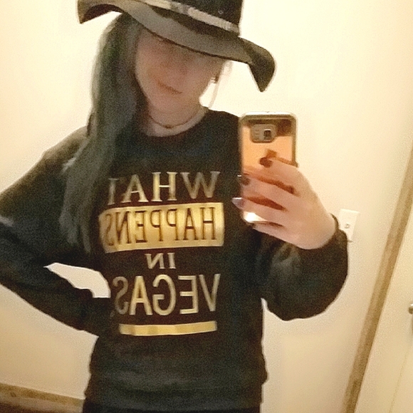 CREW NECK SWEATSHIRT GOLD LETTERING "What Happens in Vegas" PULLOVER Size Medium - Picture 5 of 7
